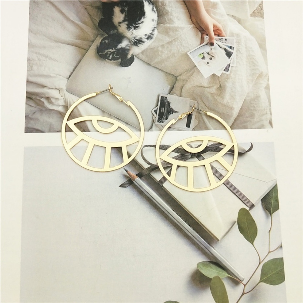 Minimalist Artists Eyes Hoop Earrings - Picture 4 of 5